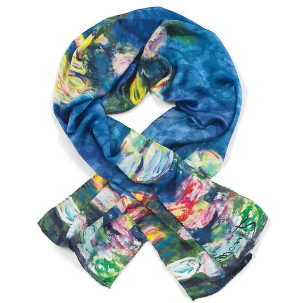 Farbenfroher Schal mit Seerosenmuster im Monet-Stil in Blau-, Grün-, Rosa- und Gelbtönen, flach gelegt.