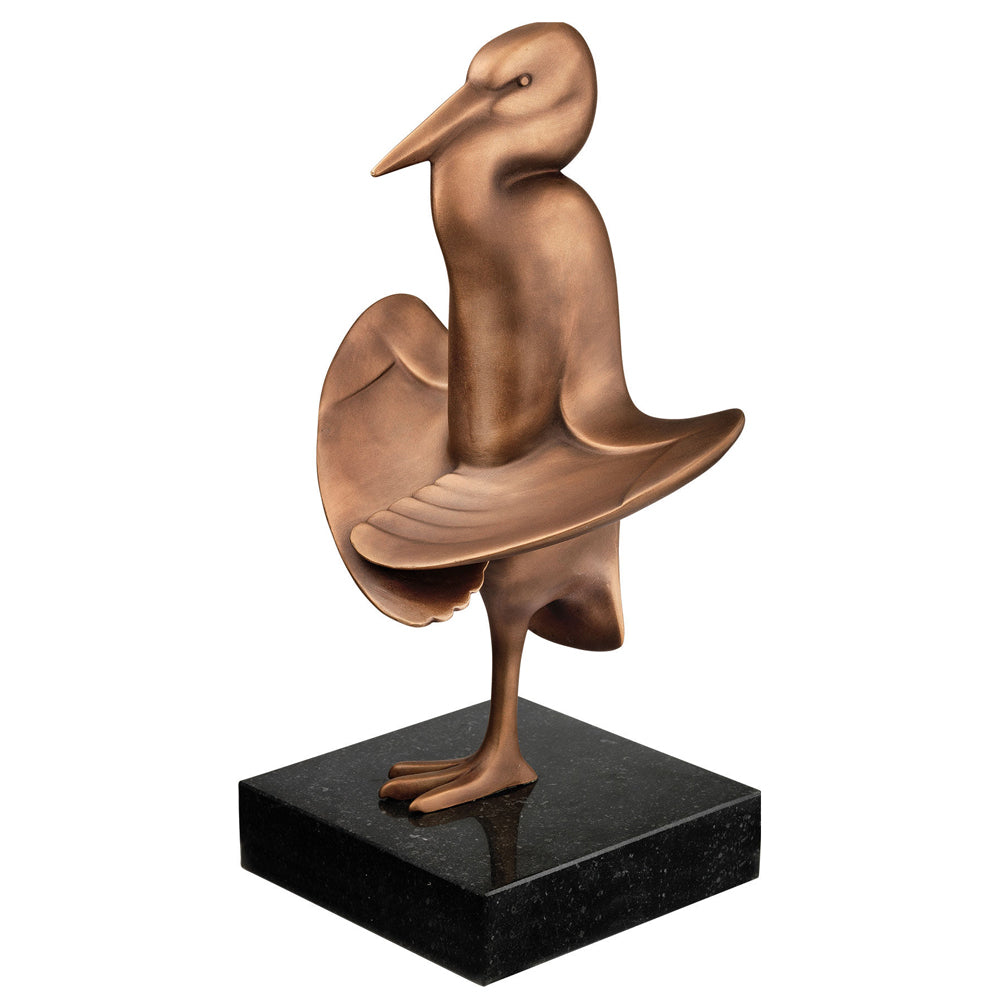 Abstrakte Vogelskulptur aus Bronze mit glatten Linien auf einem schwarzen quadratischen Sockel.