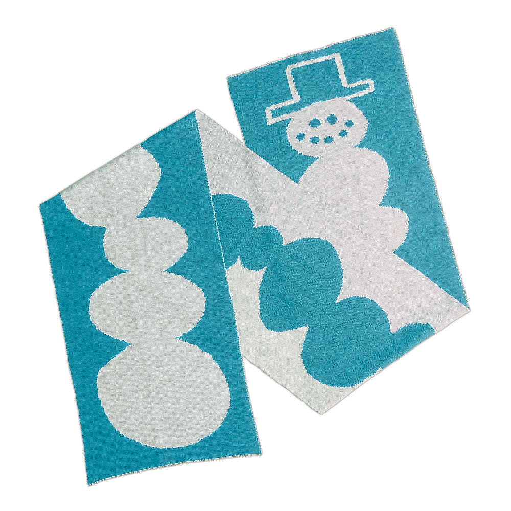 Zwei blau-weiße Handtücher mit abstrakten Schneemannmotiven, eines mit Mütze und Knöpfen, eines schlicht.