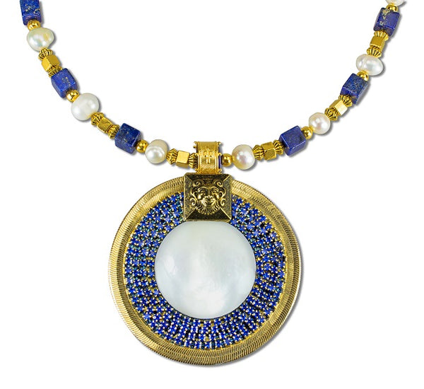 Goldene Halskette mit blauen Perlen und einem großen runden Anhänger mit aufwendigen blauen und goldenen Details.