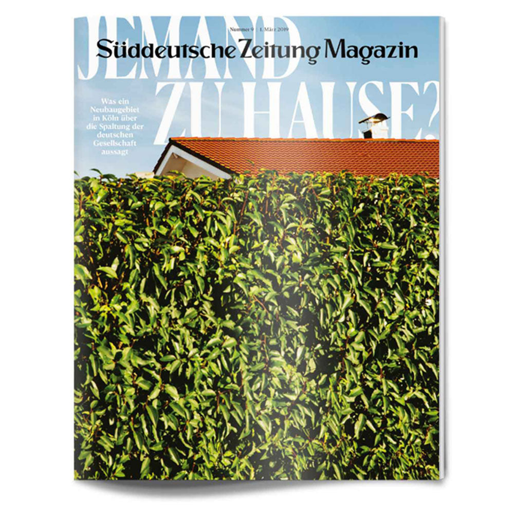 Eine hohe grüne Hecke verdeckt ein Haus mit rotem Dach auf dem Titelbild des Süddeutsche Zeitung Magazins.