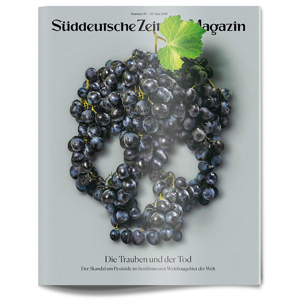 Eine Traube aus dunklen Weintrauben in Form eines menschlichen Schädels auf einem Zeitschriftencover.