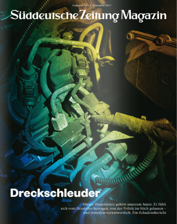 Nahaufnahme von Teilen eines Automotors mit farbiger Beleuchtung, überlagert mit dem Titel einer deutschen Zeitschrift und fettem Text.