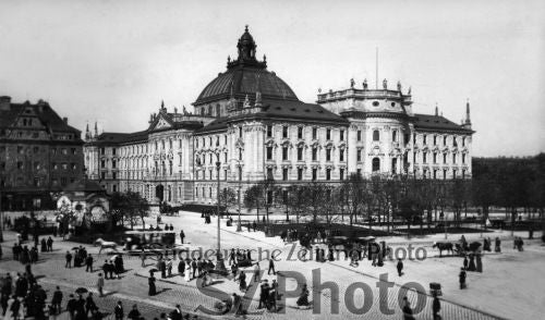 Historisches Schwarz-Weiß-Foto eines großen Gebäudes mit einer Kuppel und Menschen, die auf einem belebten Platz spazieren gehen.