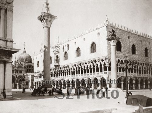 Historisches Foto des Dogenpalastes und der Piazza San Marco in Venedig mit Menschen, Säulen und kunstvoller Architektur.