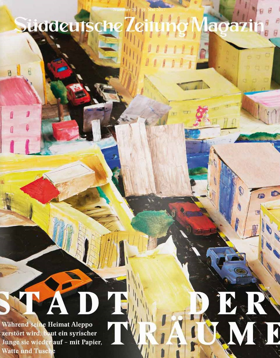 Handgeschöpftes Papierstadtmodell mit Spielzeugautos, das auf der Titelseite des Süddeutsche Zeitung Magazins abgebildet ist.