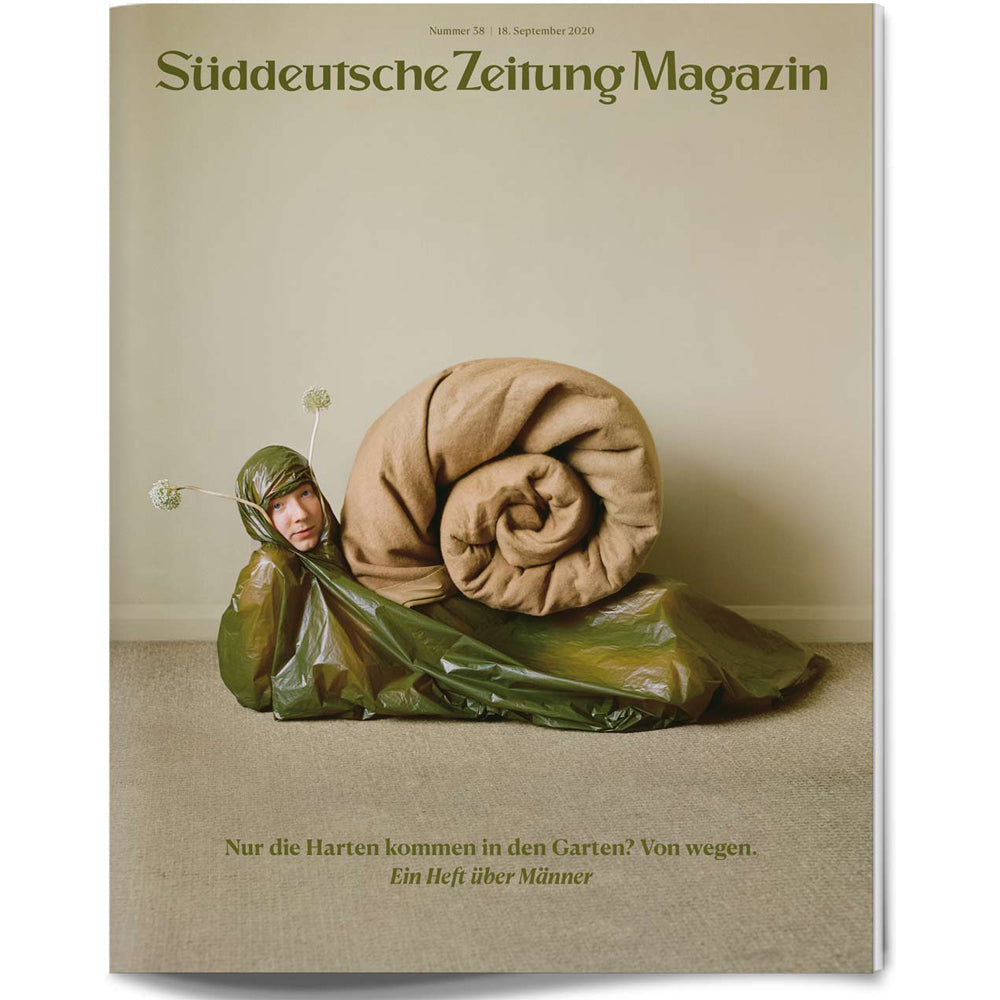 Eine als Schnecke verkleidete Person mit einem großen Schneckenhaus auf dem Cover des Süddeutsche Zeitung Magazins.