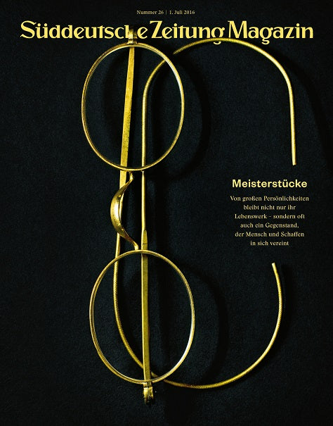 Eine goldene Brille bildet die Zahl 8 auf schwarzem Hintergrund; der Text lautet Süddeutsche Zeitung Magazin.