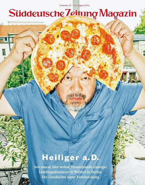 Ein Mann, der eine große Peperoni-Pizza über seinen Kopf hält, erscheint auf dem Cover des Süddeutsche Zeitung Magazins.
