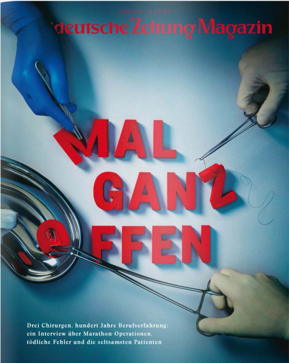 Chirurgische Instrumente halten mit behandschuhten Händen rote Buchstaben mit der Aufschrift MAL GANZ OFFEN auf blauem Hintergrund.