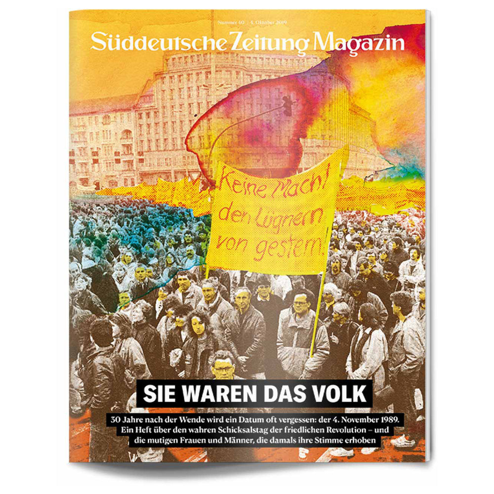 Eine protestierende Menschenmenge mit einem gelben Schild, das von einem fetten Text überlagert wird: Sie waren das Volk.