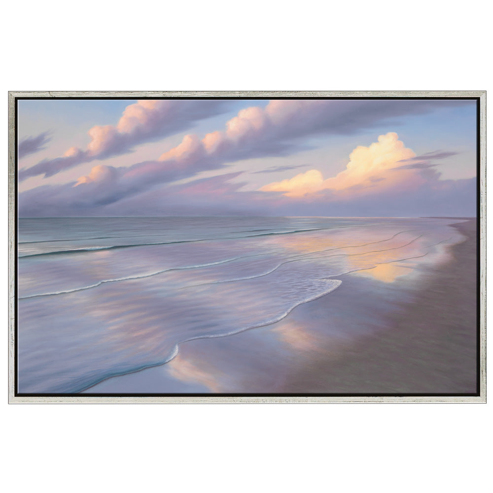 Ein ruhiger Strand bei Sonnenuntergang mit pastellfarbenen Wolken, die sich im nassen Sand und sanften Wellen spiegeln.