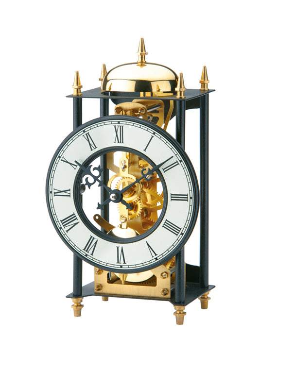 Skelettuhr mit sichtbaren goldenen Zahnrädern, römischen Ziffern und einer Glocke obenauf, auf vier Beinen stehend.