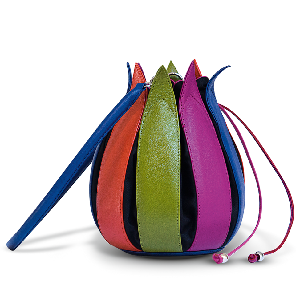 Eine farbenfrohe Handtasche in Blütenblattform mit blauen, roten, grünen und rosa Einsätzen und Kordelzugverschluss.