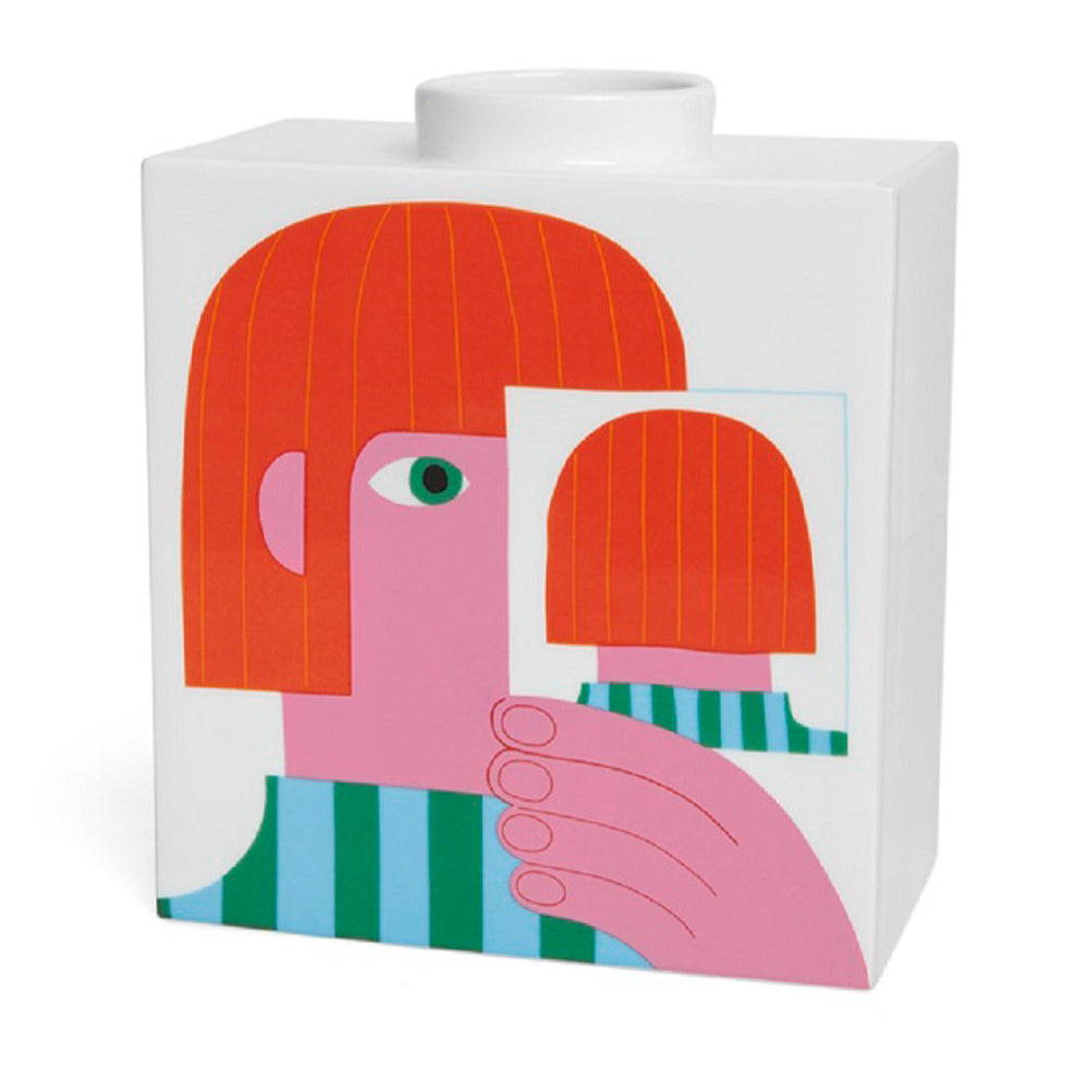 Introspectus von Zeloot 3: Eine quadratische Vase mit der abstrakten Illustration einer Person, die einen Spiegel hält, der ihr Gesicht reflektiert.