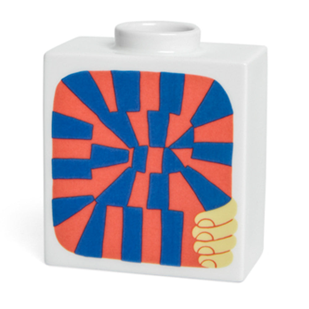 Der Introspectus von Zeloot 0 ist eine quadratische weiße Vase mit abstrakten blauen und roten geometrischen Mustern mit gelben geschwungenen Linien auf der Vorderseite.