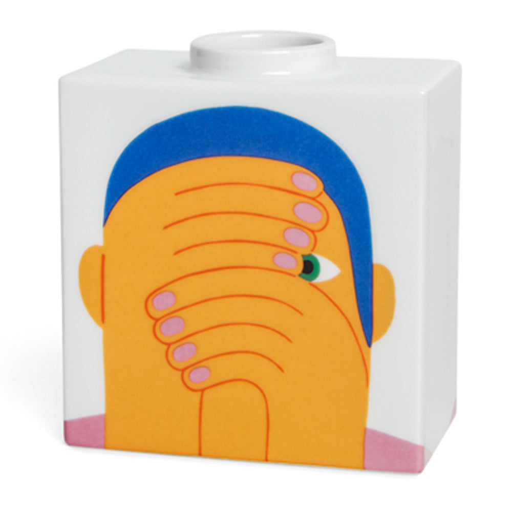 Der Introspectus von Zeloot 1 ist eine Keramikvase mit einem illustrierten Gesicht, das mit einer Hand bedeckt ist und zwischen dessen Fingern ein einzelnes grünes Auge hervorlugt.
