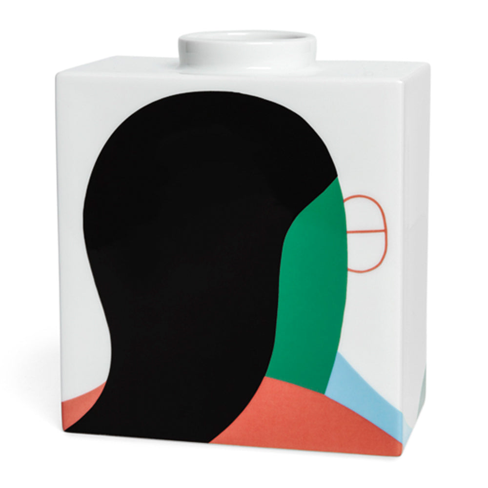 Introspectus von Zeloot 2 ist eine quadratische weiße Vase mit einem abstrakten Gesichtsdesign mit schwarzen, grünen, roten und blauen Formen.