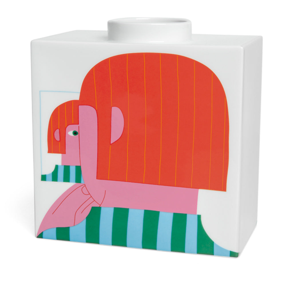 „Introspectus“ von Zeloot 3 ist eine weiße rechteckige Vase mit der abstrakten Illustration einer Person mit orangefarbenem Haar und einem grün gestreiften Hemd.
