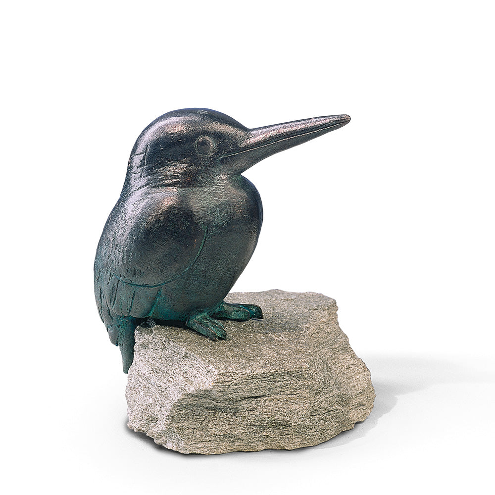 Bronzeskulptur eines Eisvogels auf einem Sockel aus grobem Stein, isoliert auf weißem Hintergrund.