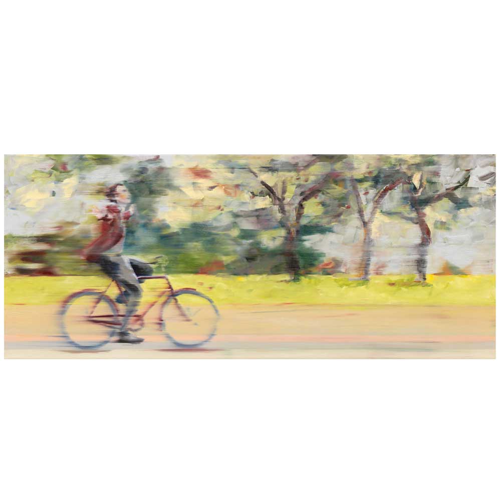 Eine Person fährt Fahrrad in einem Park mit verschwommenen Bäumen und Grün im Hintergrund.